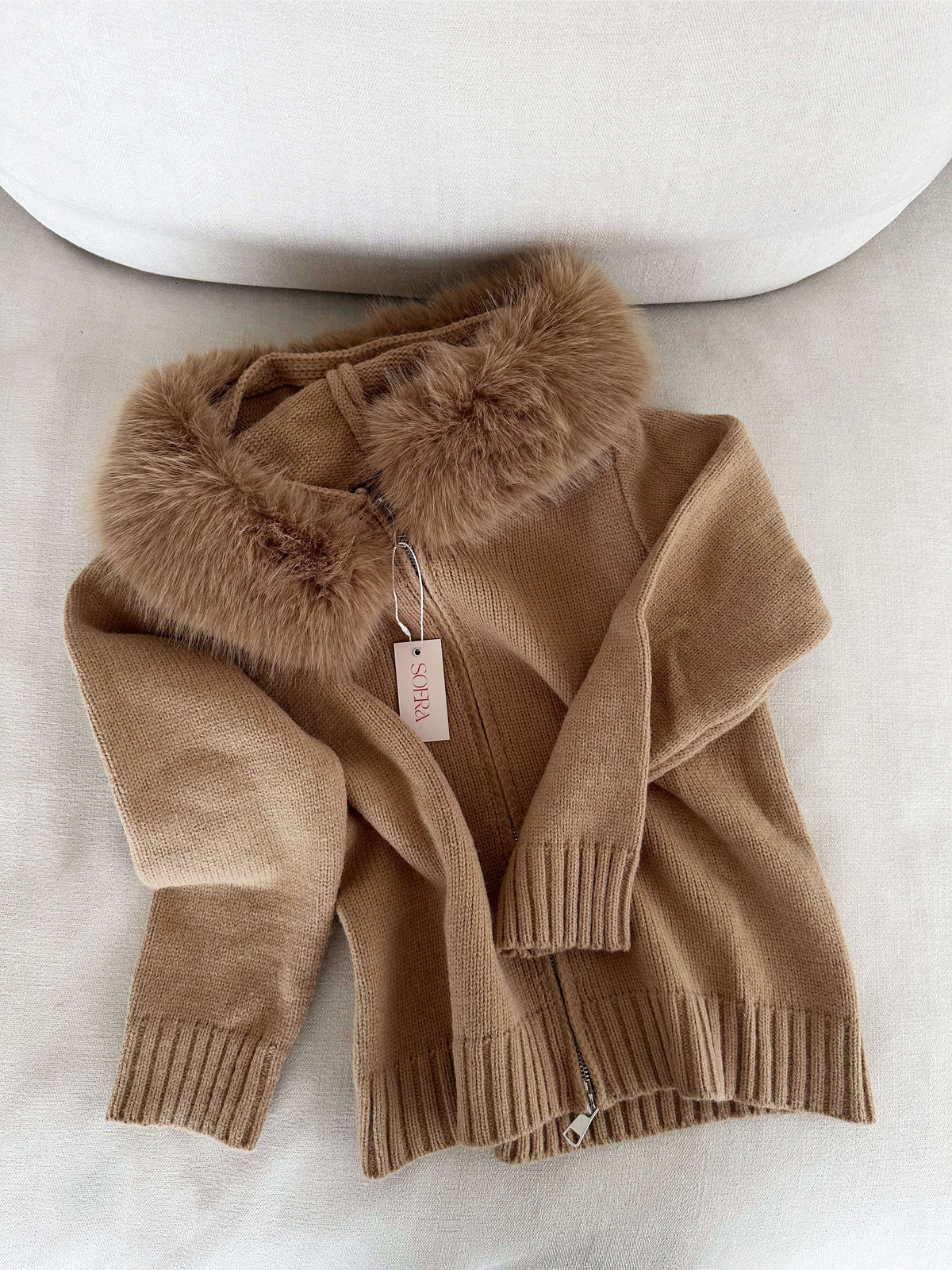 Strickjacke mit Kapuze und Kunstpelzbesatz, Farbe: Grau, Ansicht 2