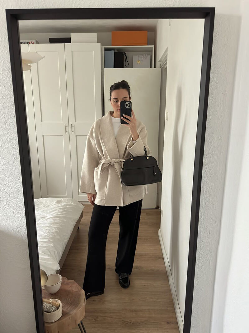Cardigan mit Bindegürtel und V-Ausschnitt, Farbe: Creme, Ansicht 4