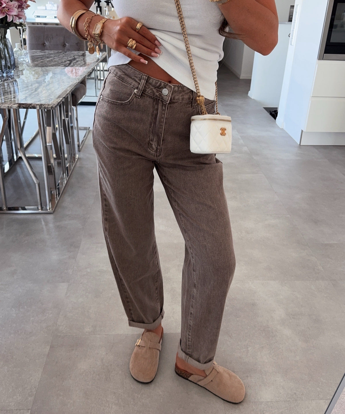 Jeans Leava in Taupe - Mom-Schnitt in Denim-Optik, Farbe: Taupe, Ansicht 4
