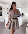 Kleid Alejandra in Taupe - kurz, mit Bindegürtel, Farbe: Taupe, Ansicht 1
