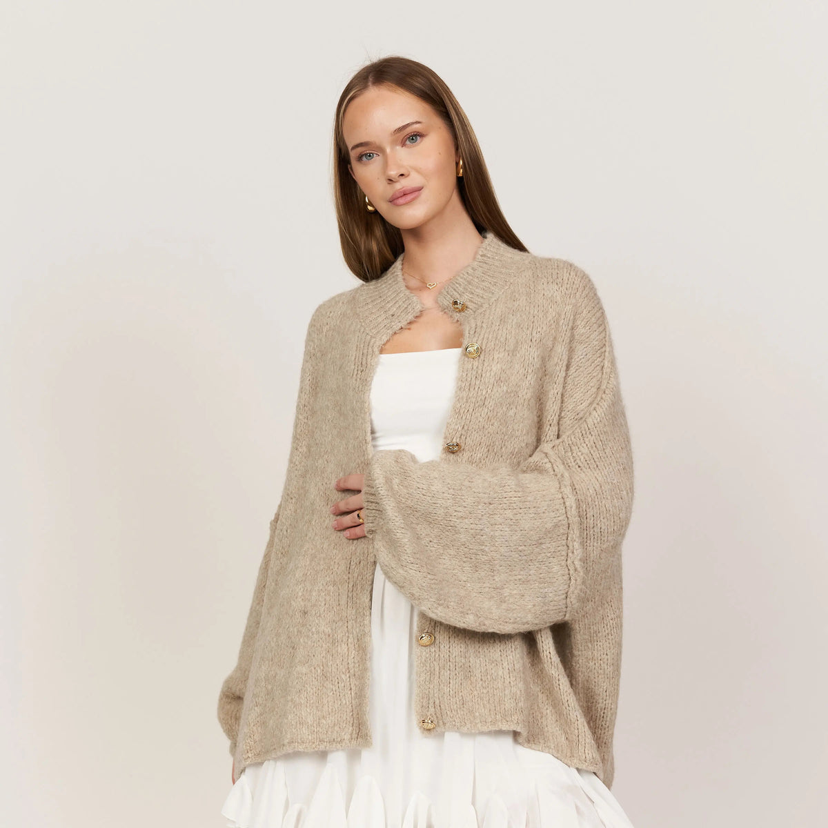 Übergroße Strickjacke mit Zierknöpfen, Farbe: Hellgrau, Ansicht 3