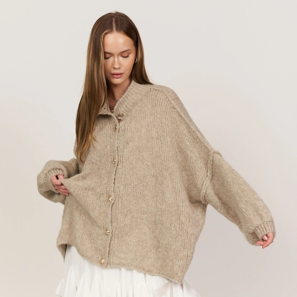 Übergroße Strickjacke mit Zierknöpfen, Farbe: Hellgrau, Ansicht 5