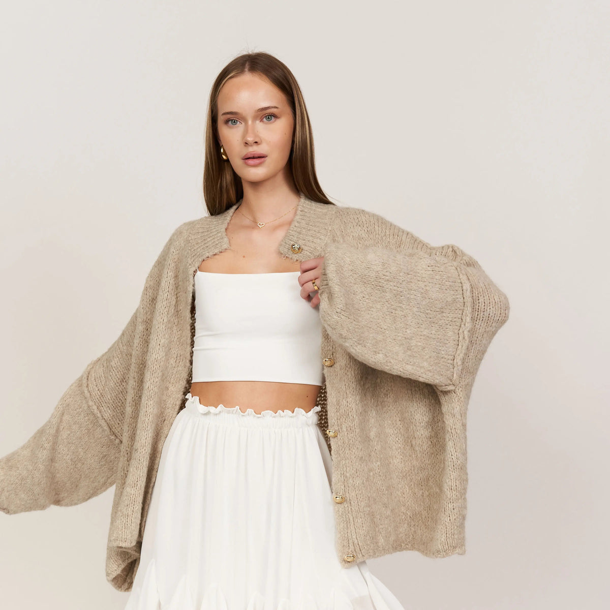 Übergroße Strickjacke mit Zierknöpfen, Farbe: Hellgrau, Ansicht 4