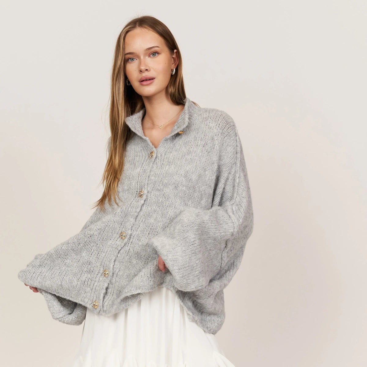 Übergroße Strickjacke mit Zierknöpfen, Farbe: Hellgrau, Ansicht 1