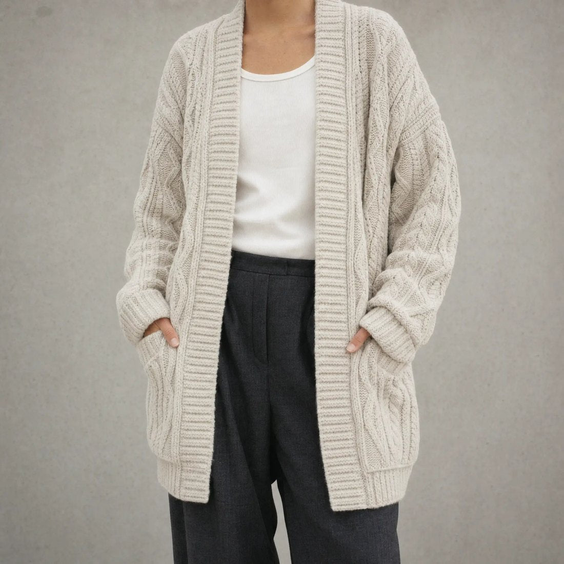 Cremefarbener Grobstrick-Cardigan mit Zopfmuster, Ausschnitt der Kategorie Strick und Cardigans